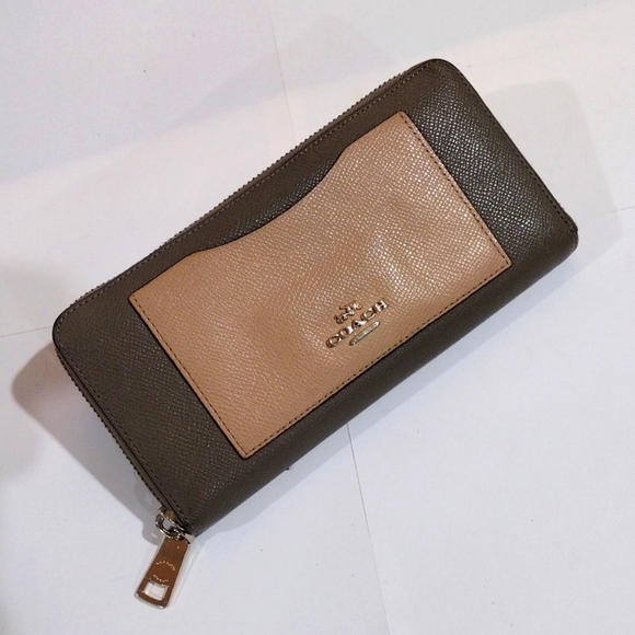 Coach Brown Leather Zip Wallet – Dual-Tone Design - Gold Logo | Sleek & Stylish - Picture 9 of 15